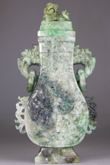 Chinesische geformte Vase – Taotie-Masken – Löwen – archaischer Stil - Stein vom Typ Jade (ungetestet) - China - Ende des 19. Jahrhunderts – Anfang des 20. Jahrhunderts