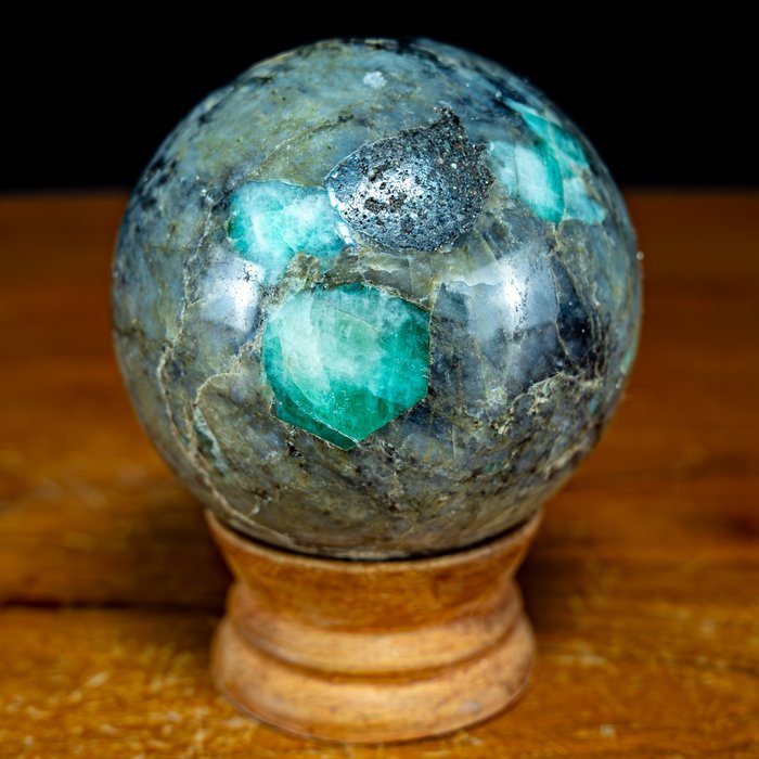 珍贵的天然哥伦比亚祖母绿 球体，未经处理 1704 克拉- 340.8 g
