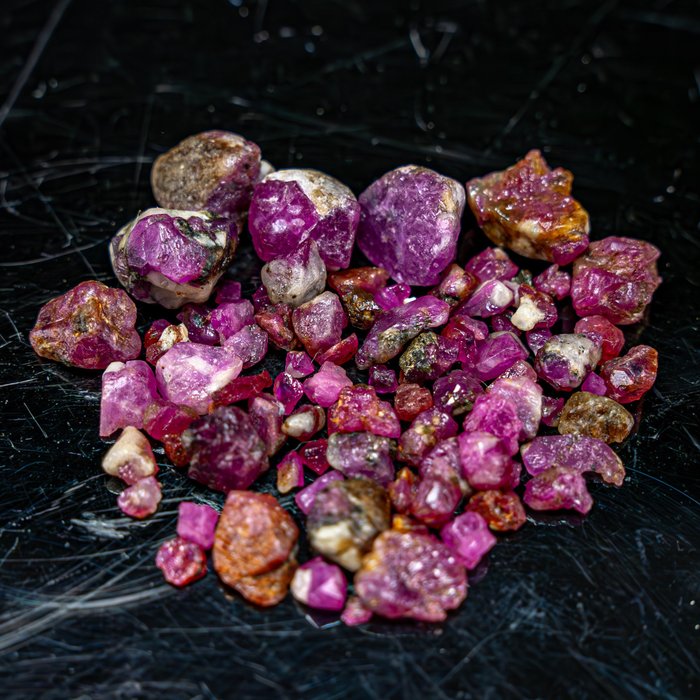 Cristalli di rubino naturale di qualità Gemmy, non riscaldati Lotto 146.855 ct- 29.37 g