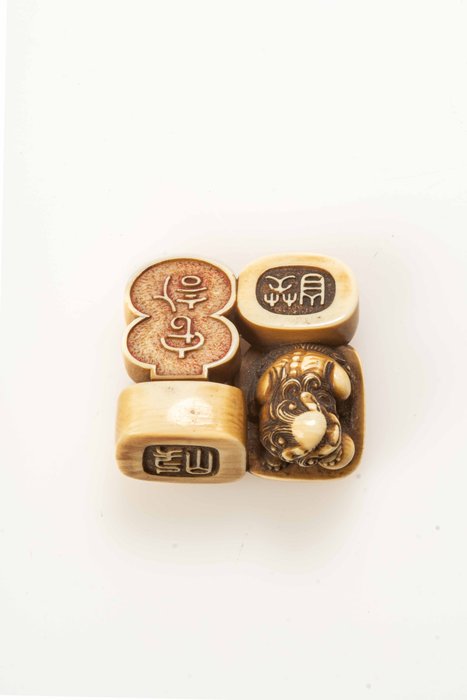 Een zeldzame netsuke met vier aan elkaar gekoppelde schilderijzegels, één met een KaraShishi - ivoor - Double-gourd shaped seal Morinobu 守信 - Japan - Edo-periode (19e eeuw)