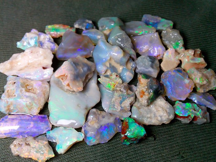 „Kostenloser Versand“ – 37,6 ct – Dunkler/kristallklarer australischer Opal roh- 7.52 g