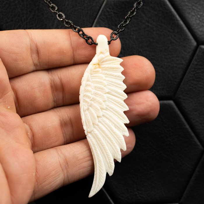 Os alb sculptat - aripă - colier - Înălțime: 90 cm - Lățime: 25 mm- 24 g