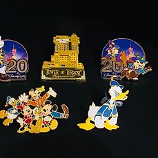 Walt Disney – Mickey Mouse And friends Disney Pins . O.A van 20 jarig bestaan – 5 Pins/ Speltjes