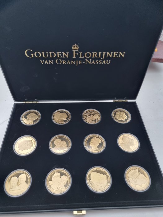Netherlands. Penningen Twee dozen met totaal 24 gouden Florijnen 24 karaat.  (No Reserve Price)