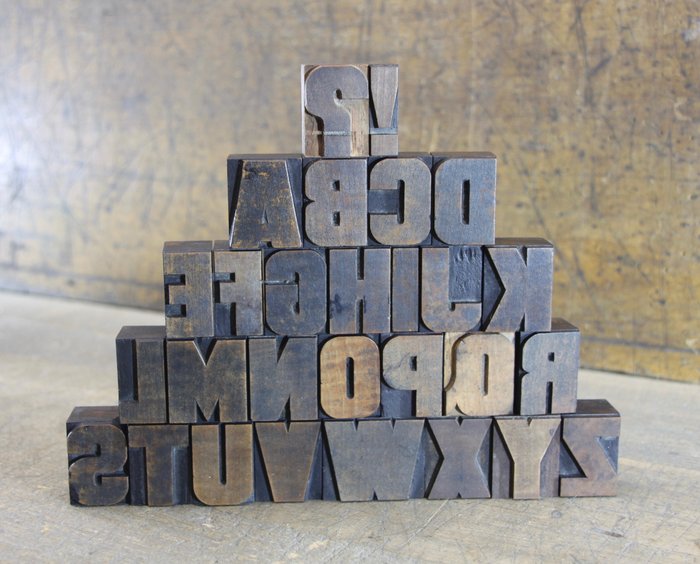 Statuetta - Legno (pero), Un alfabeto completo di lettere stampate in legno di pero (A-Z) proveniente da un'antica tipografia