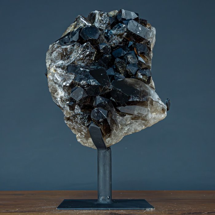 天然大烟晶 支架上的水晶簇- 4358.12 g