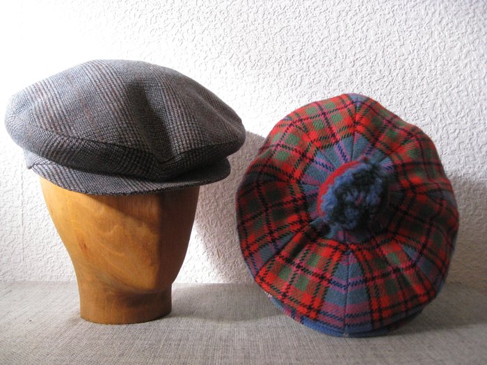 J.S Wilson London, Harly Cap London - Manechin -  (2) - Două pălării de vânătoare și golf clasice, realizate manual, de marcă engleză, tartan de lână, acril