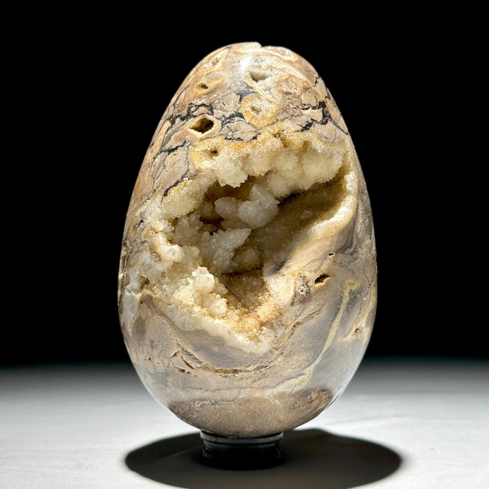 KEIN MINDESTPREIS – Wunderschönes Ei in weißer Kristallform auf maßgefertigtem Ständer – Kristall - Höhe: 16 cm - Breite: 9 cm- 2200 g - (1)