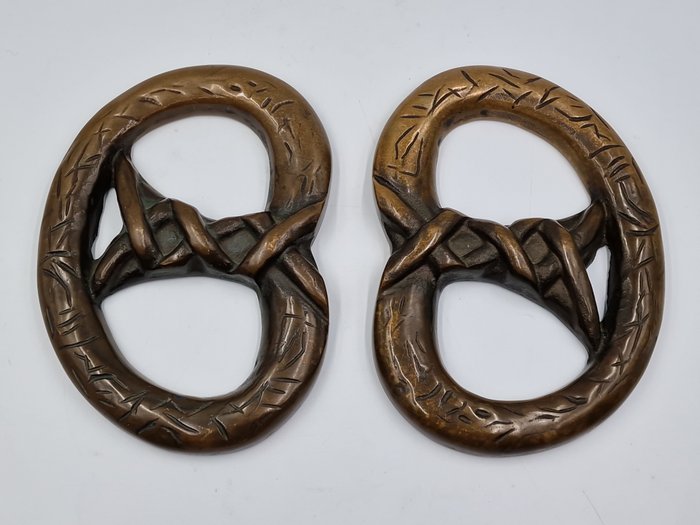 Figura - Conjunto de duas maçanetas especiais em bronze maciço em forma de pretzel