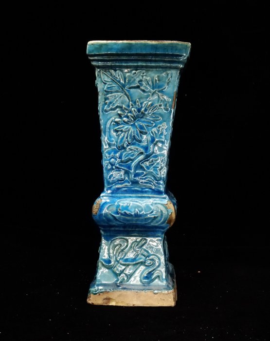 - Vaso em cerâmica esmaltada turquesa em forma de Gu - Dinastia Ming