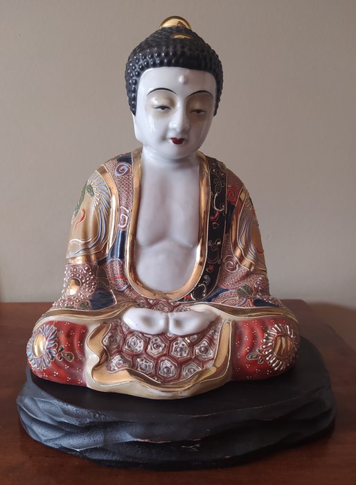 Budda siedzący z rękami w mudrze medytacyjnej, z pozłacaną bryłą ushnisha na głowie. - Ceramika - Japonia - 1940