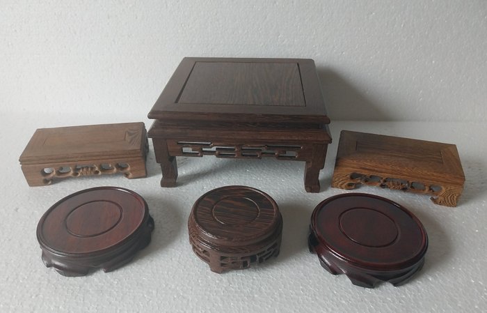 Állvány - Fa, 6 keményfa vitrin, állvány, asztal - Kína  (Nincs minimálár)