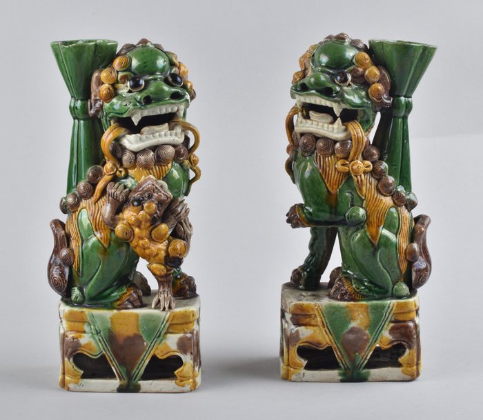 A LARGE PAIR OF FAMILLE VERTE BUDDHIST LIONS - Porcelana - Chiny - Kangxi (1662-1722)