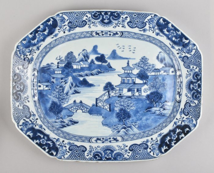 大淺盤 (1) - 釉下藍色裝飾，帶有中國山水圖案 - 瓷器