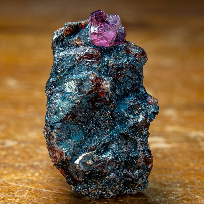 非常罕見的透明帕帕拉恰彩色藍寶石 基質上的晶體 190.45 克拉- 38.09 g