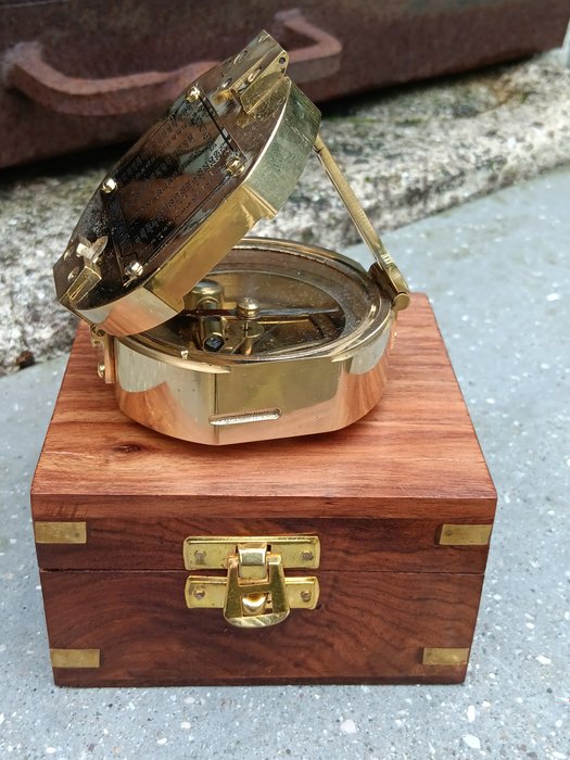 Compass - brass - in houten kist