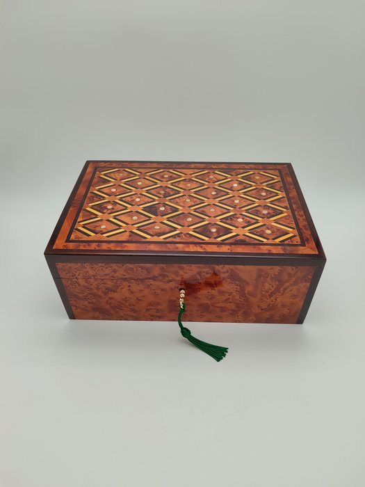Box - Mother of pearl, Wood (Rosewood), Wood (Thuya), Marquetry
