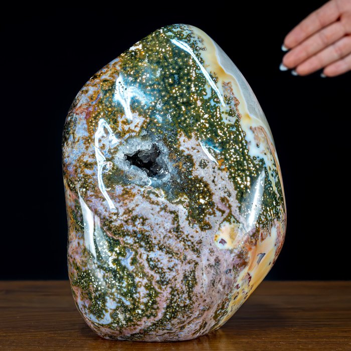 Natural Very Artistic Agate Skulpture- 3043.17 g
