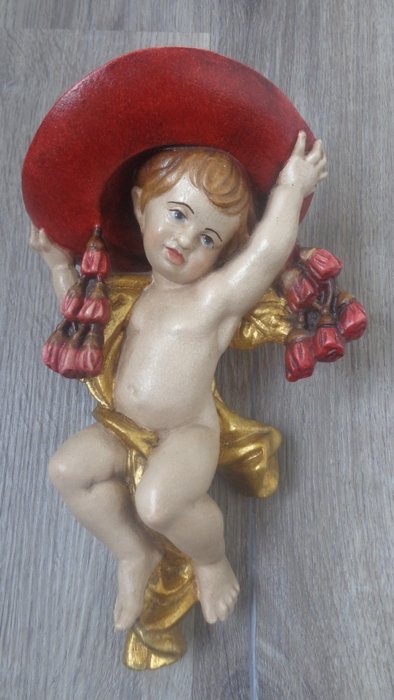 Rzeźba, farbiger Engel  mit rotem Hut  - Kardinalsengel   Putto Putte - Heiligenfigur - Wandfigur - 25 cm - Drewno - 1980