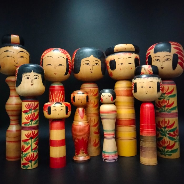 Figurine -  (10) - Holz, Zehn traditionelle Kokeshi in verschiedenen Stilen und Größen