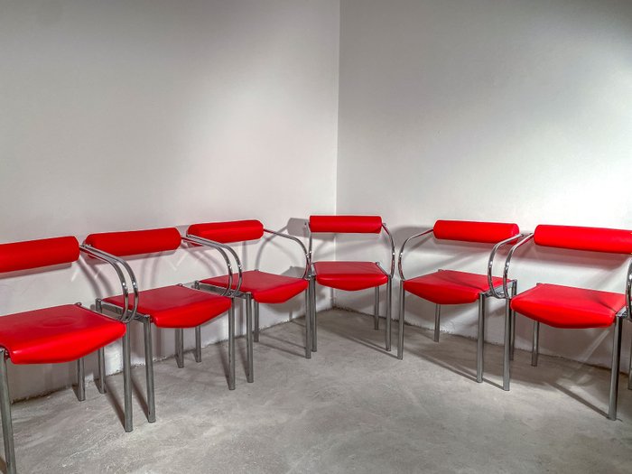 Stuhl - Ein Set aus sechs Stühlen – Kunstleder, verchromtes Metall
