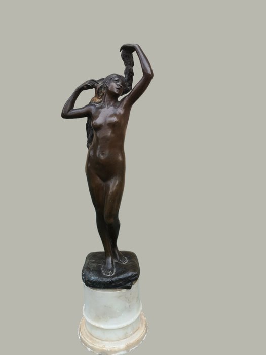Firmato indistintamente, forse per Salvatore Monaco (1951) - Statuetă - Nudo di donna che si pettina - Bronz
