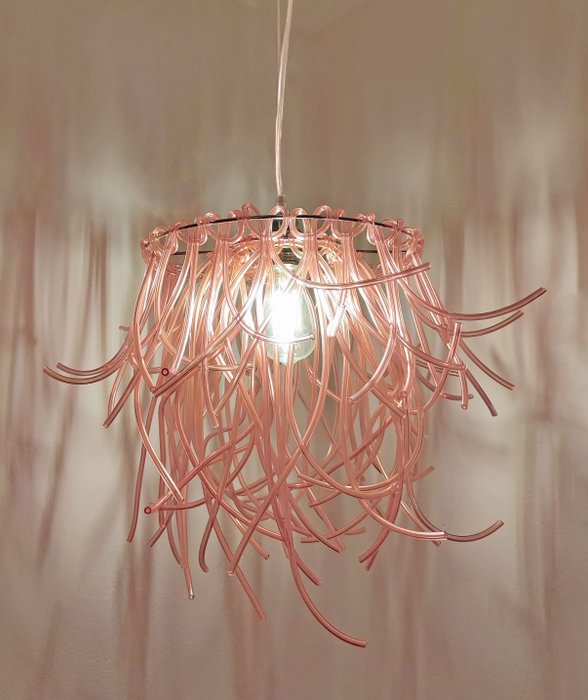 Adriana Lohmann Living design - Hengende lampe - TUBBINI Pulver rosa - PVC-rør