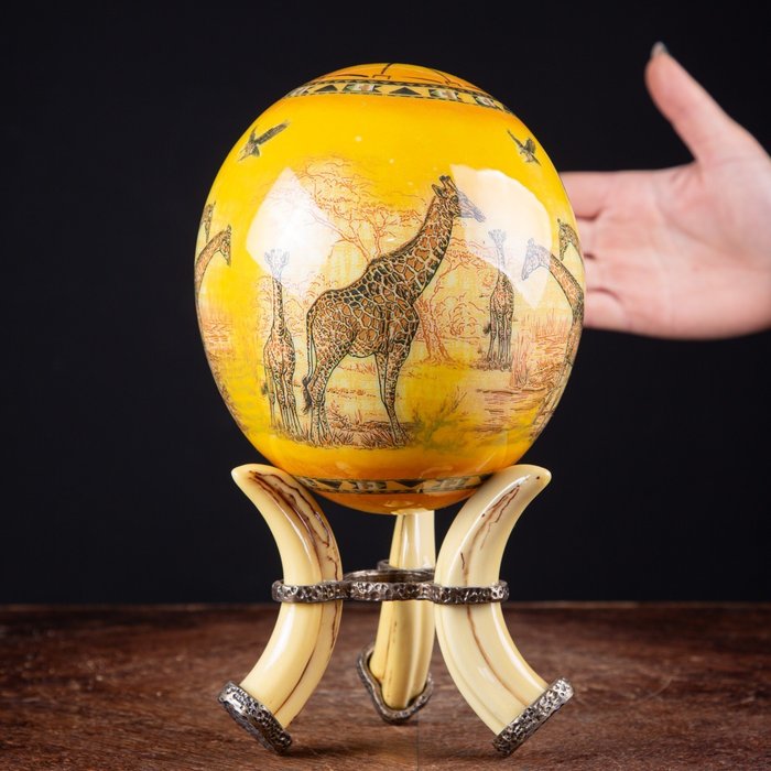 Finely Decorated Ostrich Egg - Uovo - Struthio Camelus, Linnaeus, 1758 - Artistic Base - 232 mm - 129 mm - 129 mm