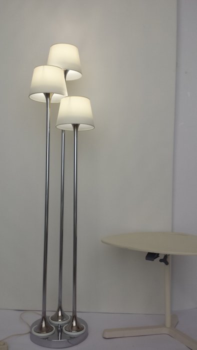 Lampa podłogowa - Lampa podłogowa z lat 90. z chromowanej stali i abażurów z tkaniny