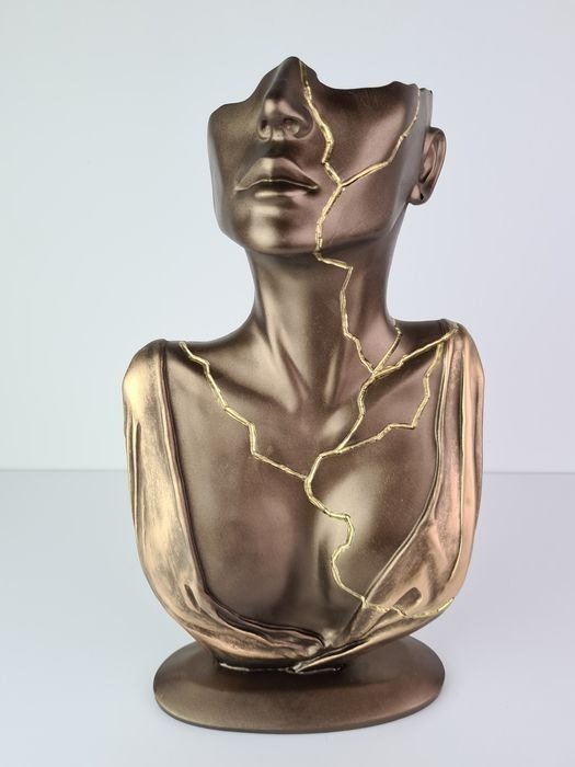 Santicri (1992) - Buste, Tired Face - 32 cm - résine et poussière de marbre - 2020