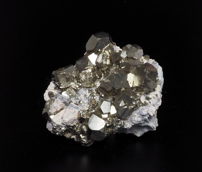 Pyrit Kristalle auf Muttergestein - Höhe: 8 cm - Breite: 7 cm- 500 g