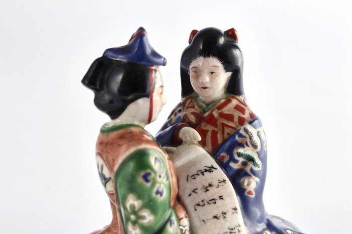 Elegant Edo Attire Figures with Scroll and Hidden Erotic Shunga Scene - Ceramika - Japonia - Meiji period (1868-1912)