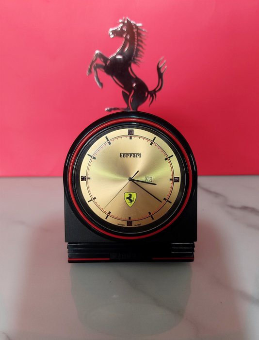 Tisch/Schreibtischuhren - Horloge de table Ferrari Formula par Cartier - Plastik, Stahl - 1980-1990