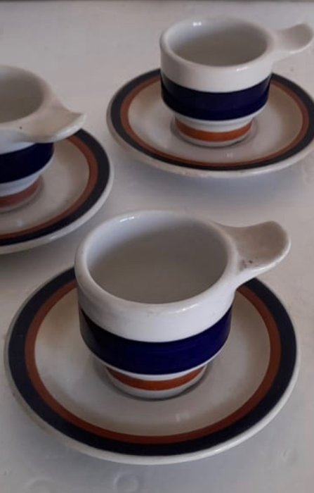 Richard Ginori - Kaffeeservice - Keramik, Sechs Kaffeetassen, sechs Untertassen und eine Zuckerdose mit Untertasse