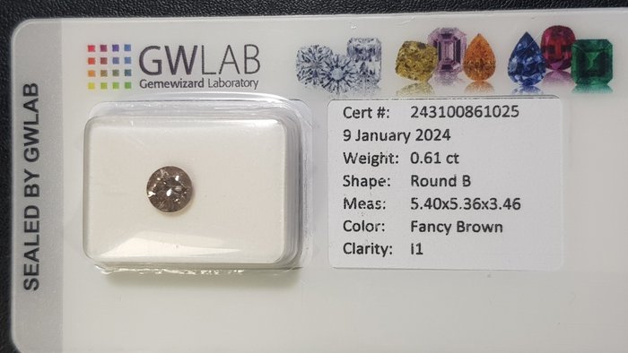 1 pcs Diament - 0.61 ct - brylantowy - fantazyjny brązowy - I1 (z inkluzjami)
