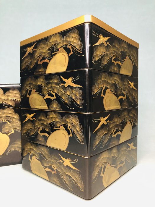 Gold Maki-e Juubako 金蒔絵 - Black Lacquered Four - Tiered A jubako adorned with Cranes and Pine Trees. - 盒子 - 鹤与松树的设计 - 木