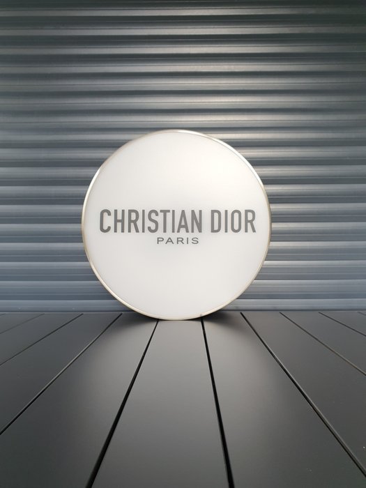 LVMH - Werbeschild mit Hintergrundbeleuchtung - Rundes beleuchtetes Christian DIOR-Schild – große Größe - Aluminium gebürstet