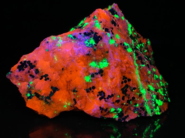 方解石中極為明亮的矽鋅礦。 螢光 - 高度: 6.5 cm - 闊度: 5 cm- 224 g - (1)