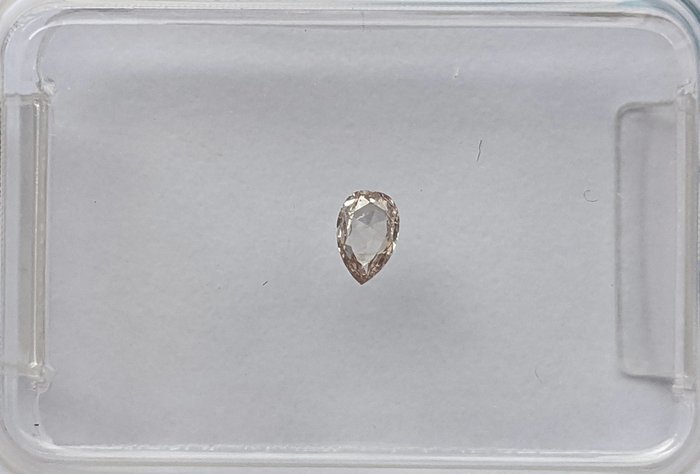 Sin Precio de Reserva - 1 pcs Diamante  (Color natural)  - 0.06 ct - Pera - Light Gris - SI2 - International Gemological Institute (IGI)