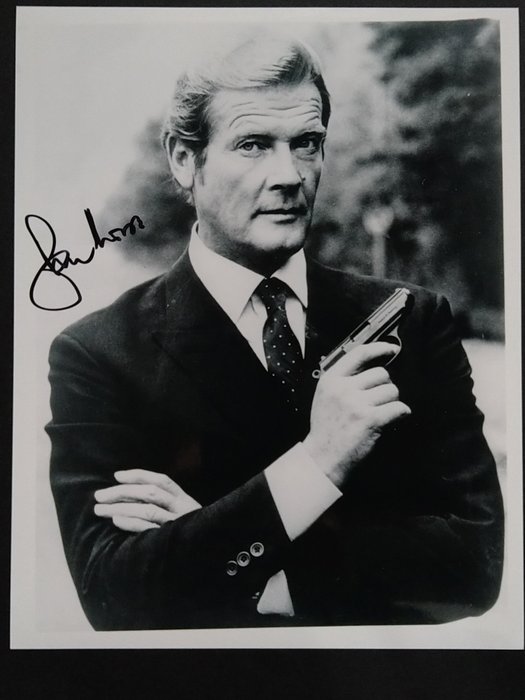 James Bond 007: Octopussy - Sir Roger Moore (+) in classic Bond pose - Autograph, Photo with COA
