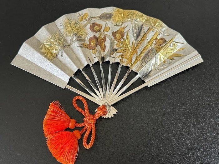 Exquisite Pure Silver Fan 扇 by Takehiko 武比古 - Elegantly Crafted with Traditional Japanese Motifs - Silver - Takehiko 武比古 - Japan - Shōwa period (1926-1989)