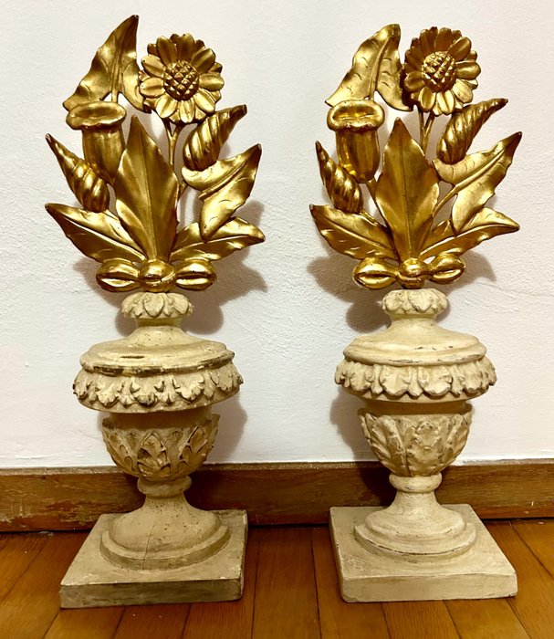 Candeliere Coppia di portapalme del XVIII Secolo, con fiori in legno a foglia oro (2) - Legno