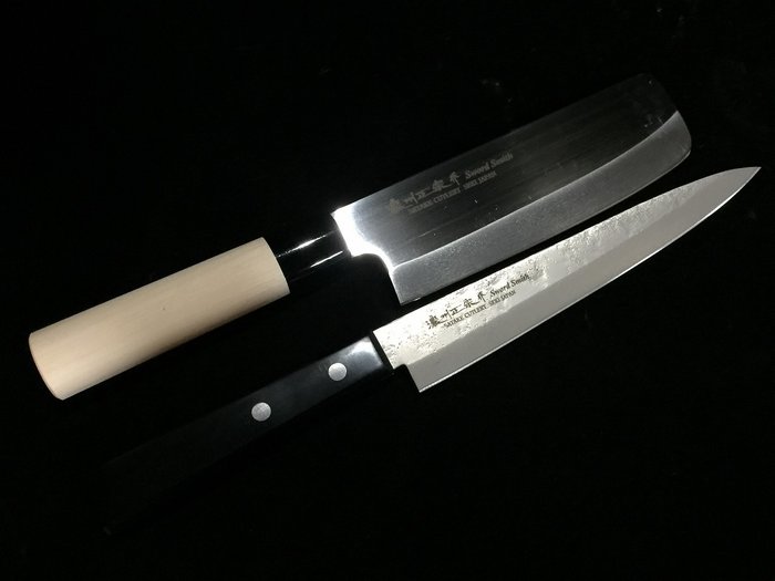 濃州正宗 NOSHU MASAMUNE Sword Smith 梨地仕上げ Satin Finish / Set of 2 菜切 NAKIRI 柳刃 YANAGIBA - Couteau de table (2) - Couteau de cuisine japonais - Acier, Bois