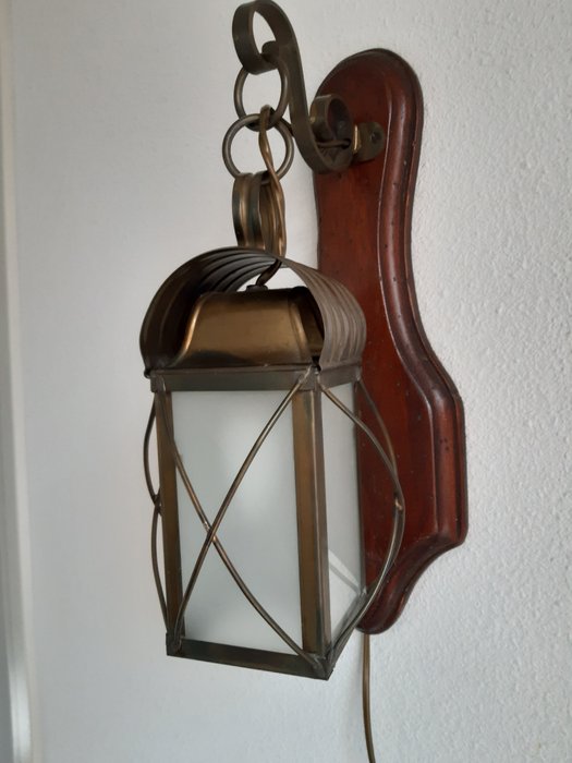 Wandlampe - Laternen-Wandleuchte - Holz – bronzefarbenes Metall – Glas