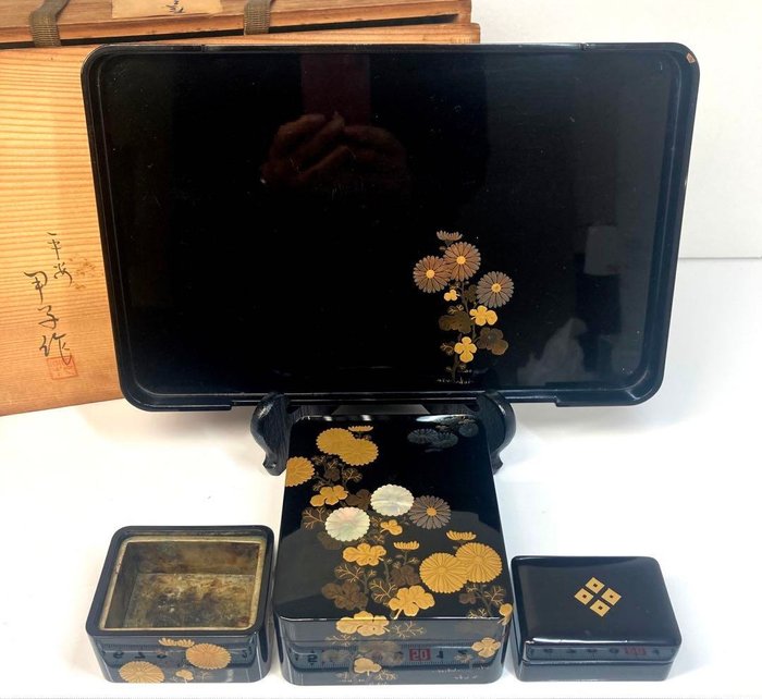 Δίσκος (4) - Όμορφο σετ δίσκου και κουτιών με σχέδιο χρυσάνθεμου maki-e και raden και Takeda clan mon - - Ασημί, Λάκα, Μητέρα του μαργαριταριού, Ξύλο, Χρυσός