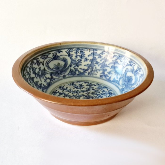 Porcelana niebieska i biała Chińska dynastia Qin - Duża miska malowana w. Piwonie Decor Café Brown Zewnętrzna część. około 18-19 - 230 mm