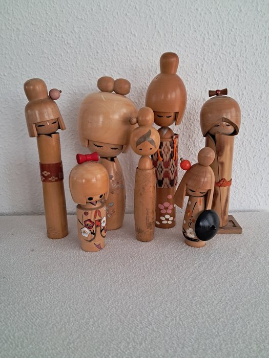 Sosaku kokeshi - Statuetta - Un set di sette bambole Sosaku Kokeshi