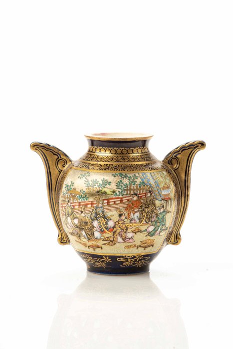 Vase - Keramikk, En japansk Satsuma-vase med to reserver dekorert i gullrelieff - Japan - Meiji-periode (1868 – 1912)  (Ingen reservasjonspris)