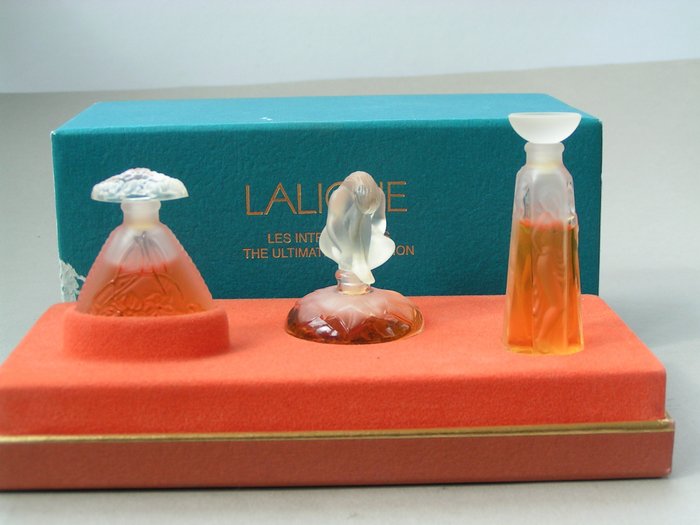 Marie-Claude Lalique - Miniatyr-figurin -  (1) - Glas/kartong/plast