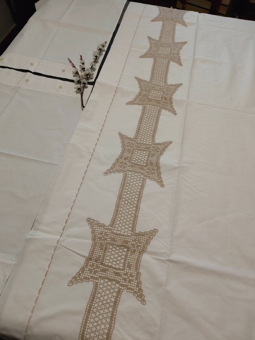  (3) Lençol Com aplicações de crochê - Bed sheet - 240 cm - 210 cm